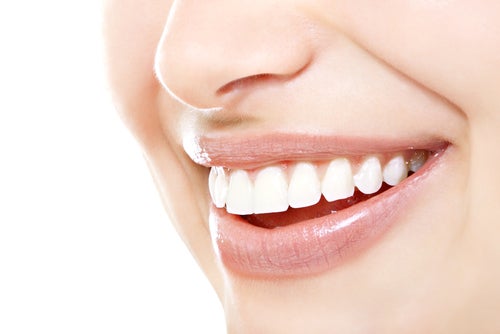 Το «μαγικό» διάλυμα για πιο αστραφτερά δόντια με το βούρτσισμα